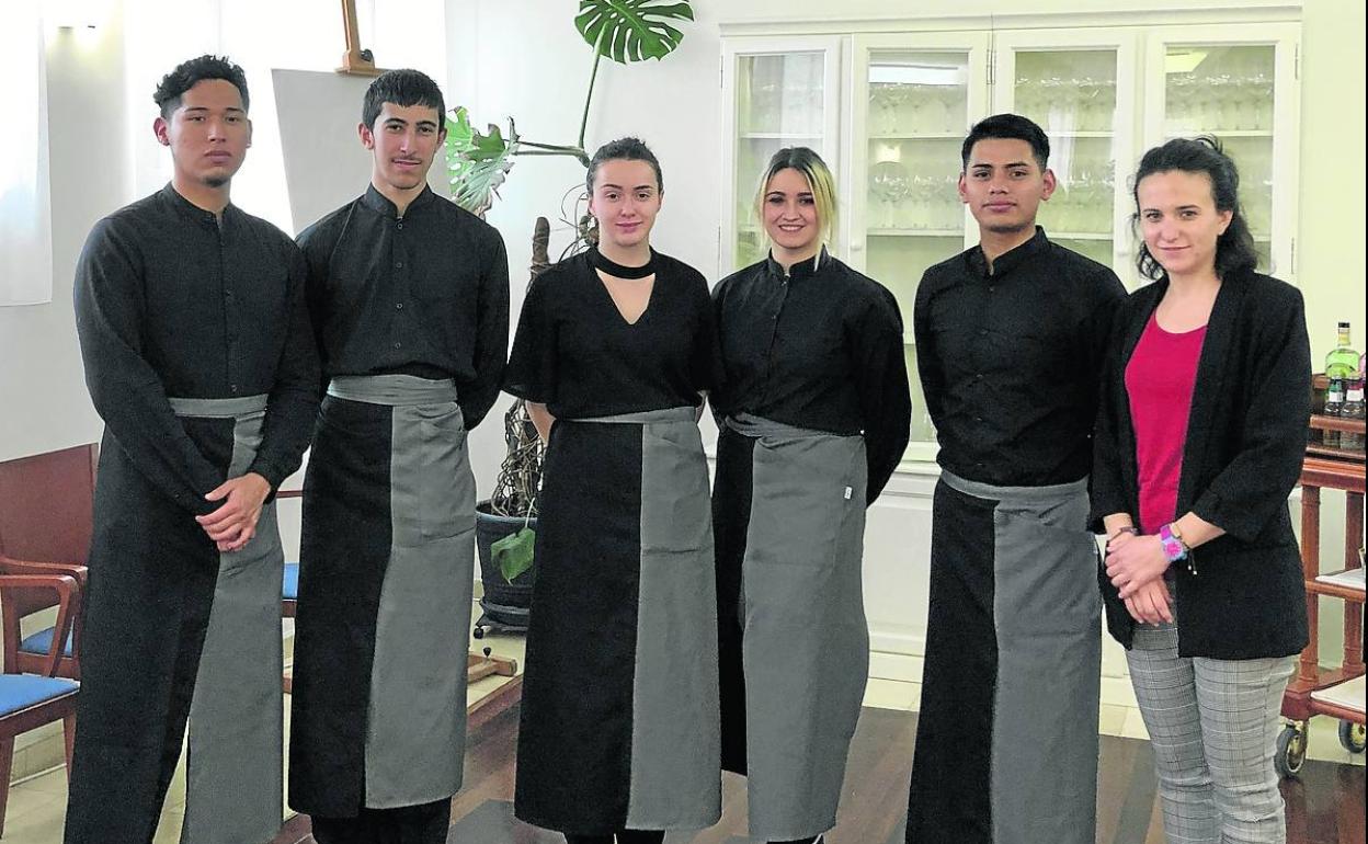 Alumnos de Servicios en Restauración de la Escuela de Hostelería José Luis González, IES Peñacastillo, con su profesora Rocío López. 