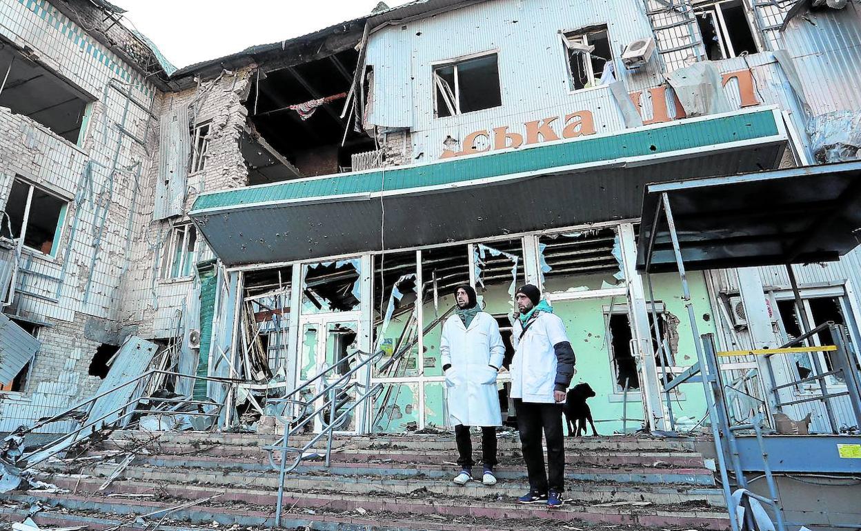 Edificios devastados. Trabajadores sanitarios, frente a los restos del hospital de la ciudad de Volnovakha, controlada por los separatistas, en la región de Donetsk.