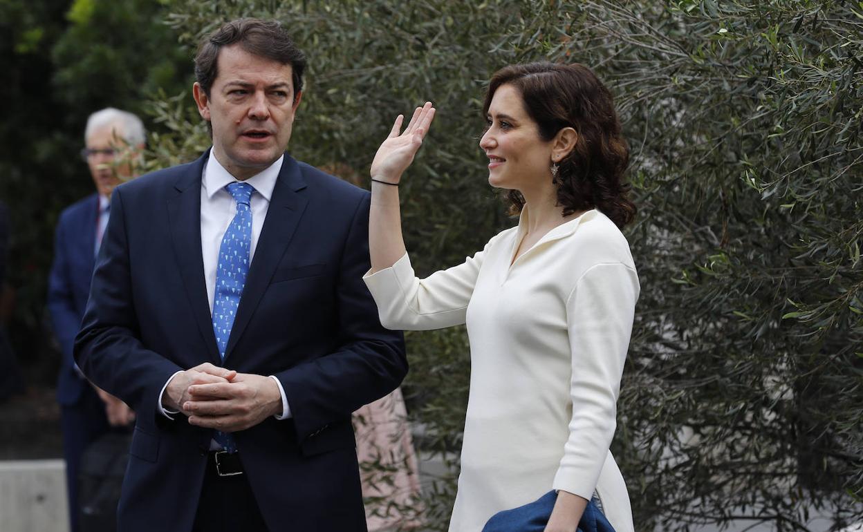 Alfonso Fernández Mañueco e Isabel Díaz Ayuso. durante la conferencia de presidentes autonómicos en La Palma.