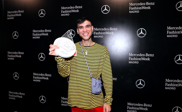 Gabriel Nogueiras posa con el premio Mercedes-Benz Fashion Talent. 