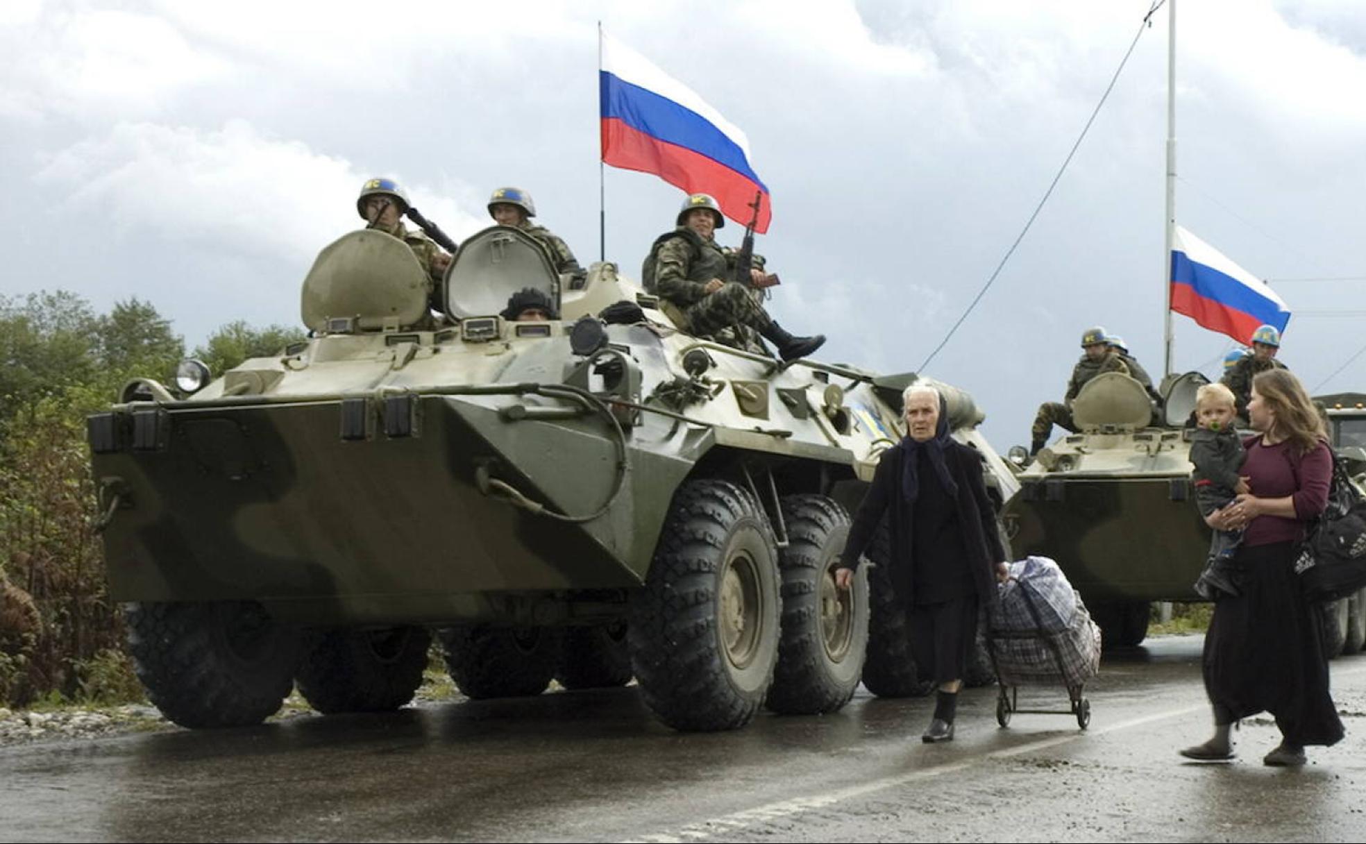 Tanque ruso enarbola bandera en en una carretera de Osetia en 2008.