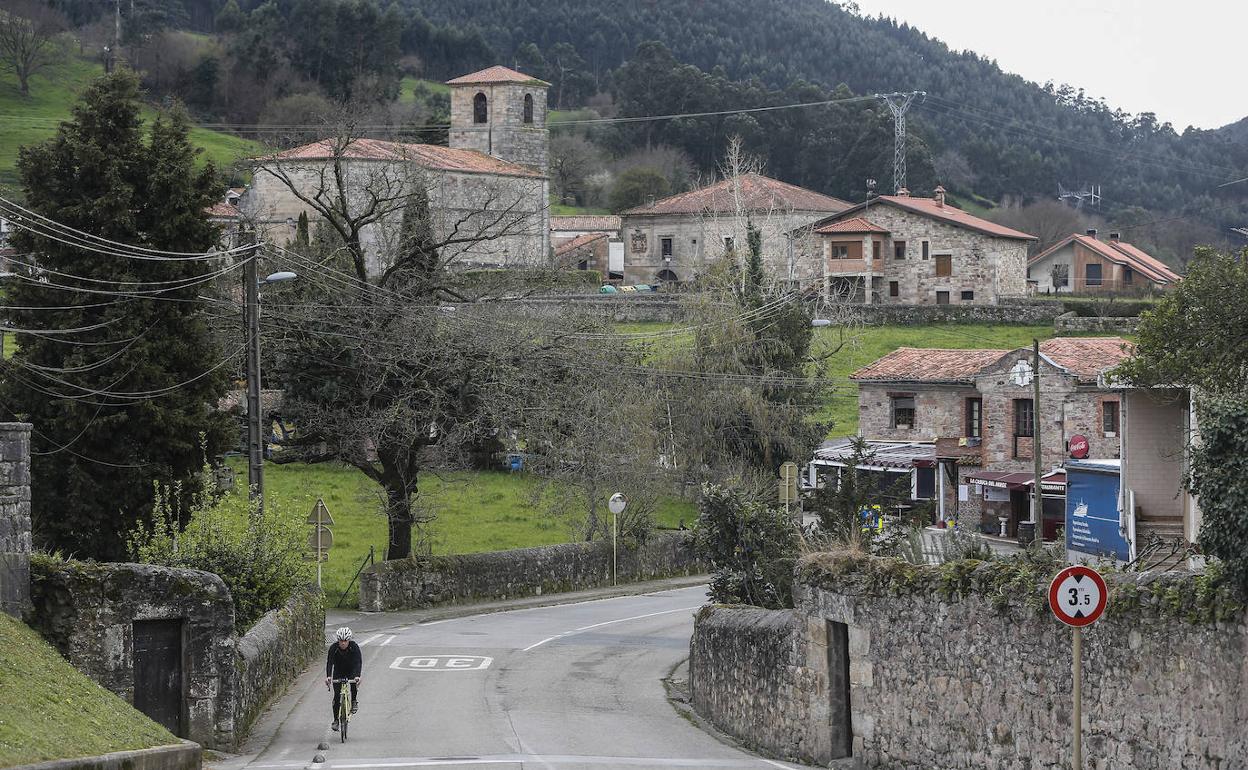 Vista de Viérnoles, presidida por la iglesia parroquial. 