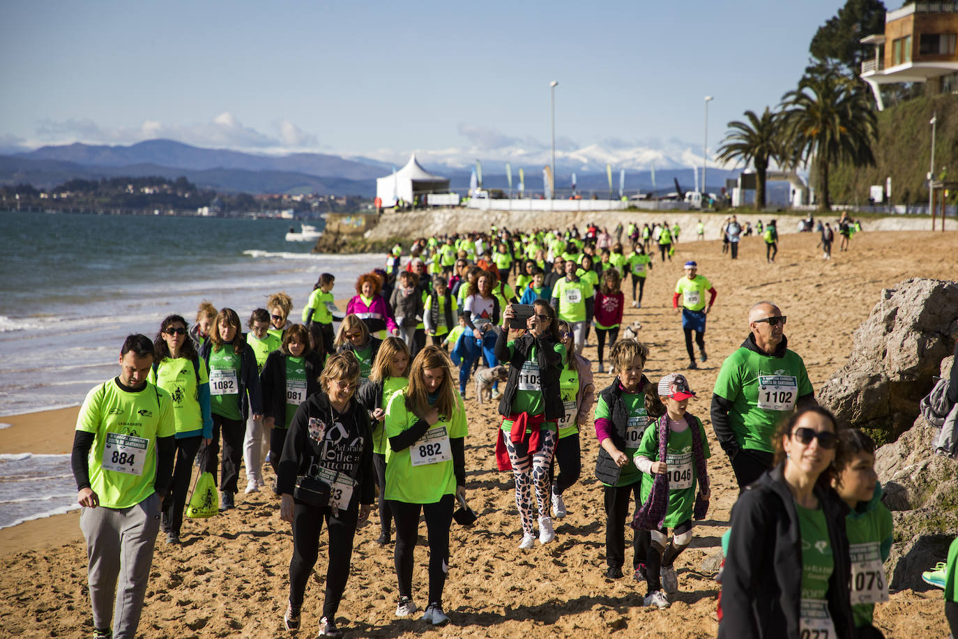 Santander ha celebrado este domingo el II Trail Solidario en apoyo a los enfermos de ELA, organizado por la asociación CanELA con la colaboración del Ayuntamiento. La prueba, concebida para todos públicos y cuya inscripción ha tenido un precio simbólico de 10 euros, ha arrancado a las 10.00 horas desde la playa de los Peligros y ha recorrido 6,5 kilómetros por la costa.