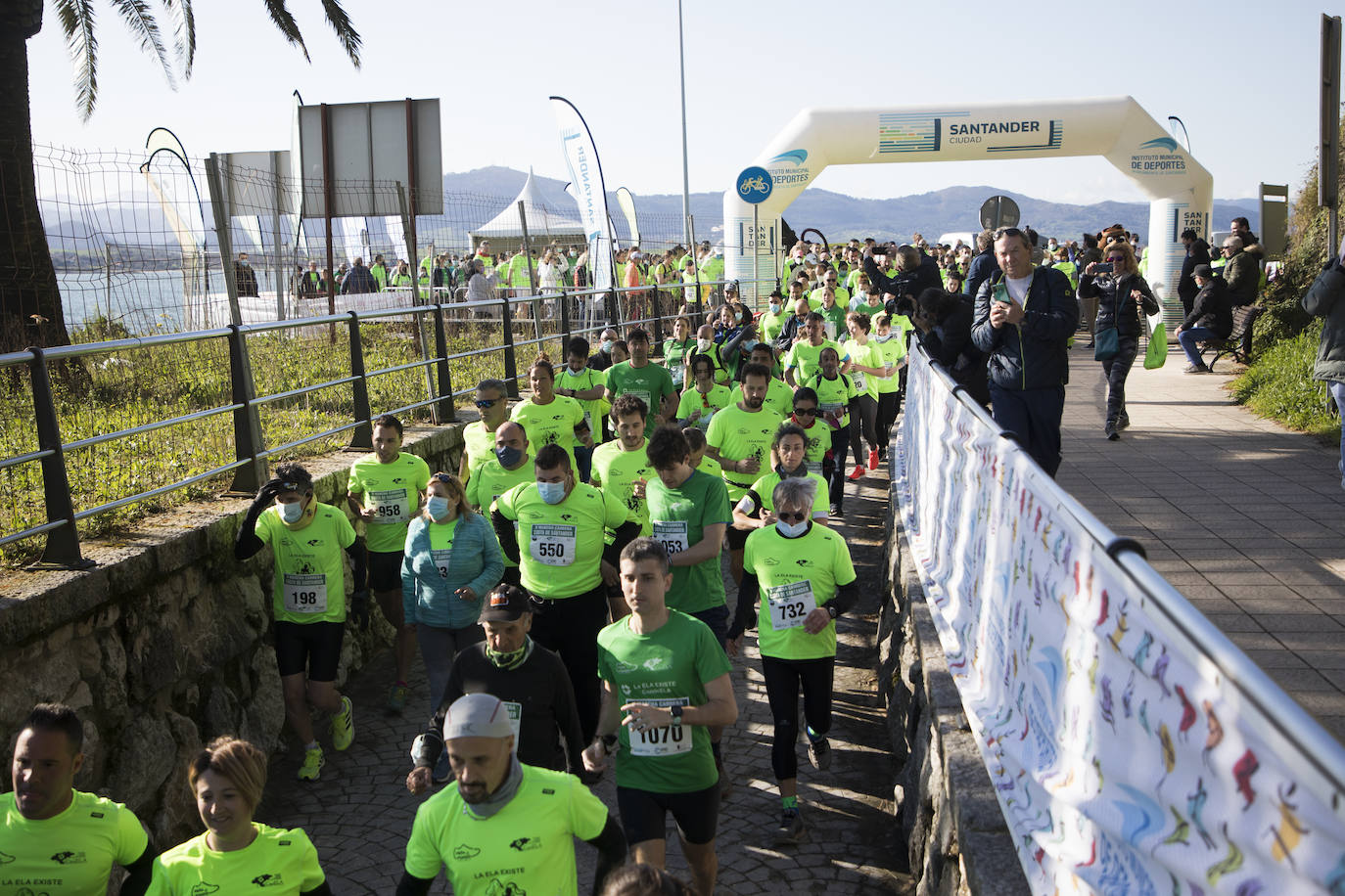 Santander ha celebrado este domingo el II Trail Solidario en apoyo a los enfermos de ELA, organizado por la asociación CanELA con la colaboración del Ayuntamiento. La prueba, concebida para todos públicos y cuya inscripción ha tenido un precio simbólico de 10 euros, ha arrancado a las 10.00 horas desde la playa de los Peligros y ha recorrido 6,5 kilómetros por la costa.