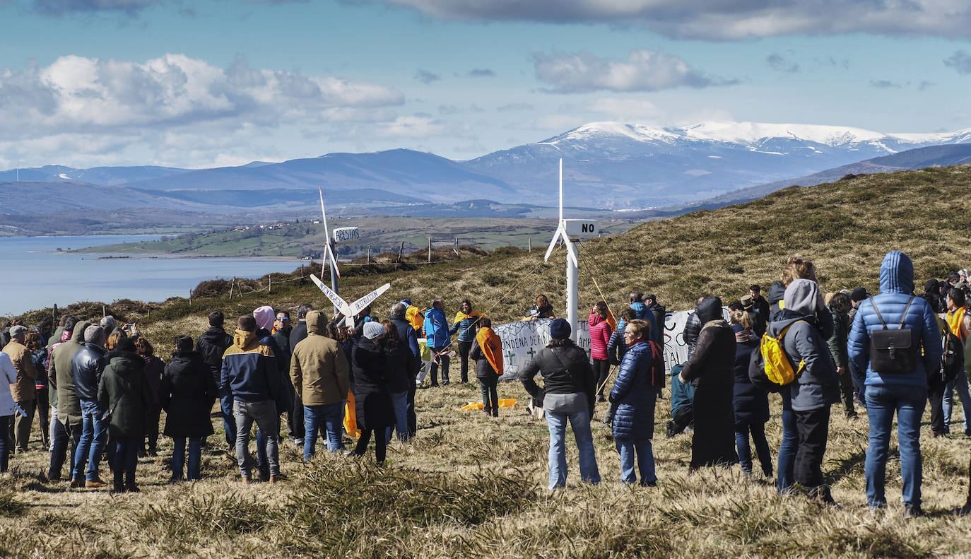 La Sierra del Escudo ha acogido este domingo una protesta contra el futuro parque eólico proyectado en este lugar, en la que grupos vecinales de los valles del centro y sur de Cantabria y la Montaña Palentina afectados por los eólicos han derribado con cuerdas réplicas 'caseras' de los molinos que se pretenden levantar en este paisaje.