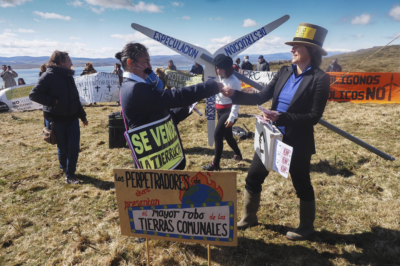 La Sierra del Escudo ha acogido este domingo una protesta contra el futuro parque eólico proyectado en este lugar, en la que grupos vecinales de los valles del centro y sur de Cantabria y la Montaña Palentina afectados por los eólicos han derribado con cuerdas réplicas 'caseras' de los molinos que se pretenden levantar en este paisaje.