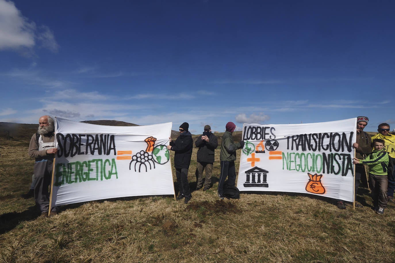 La Sierra del Escudo ha acogido este domingo una protesta contra el futuro parque eólico proyectado en este lugar, en la que grupos vecinales de los valles del centro y sur de Cantabria y la Montaña Palentina afectados por los eólicos han derribado con cuerdas réplicas 'caseras' de los molinos que se pretenden levantar en este paisaje.