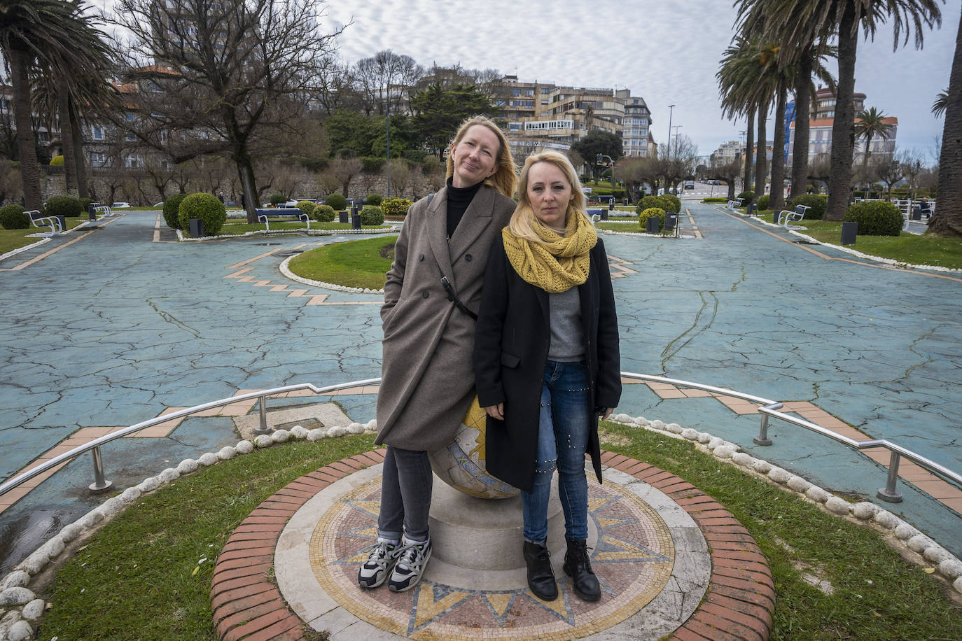 Olga Kazarina y Alina Mashtaler posan en Piquío, en El Sardinero. 