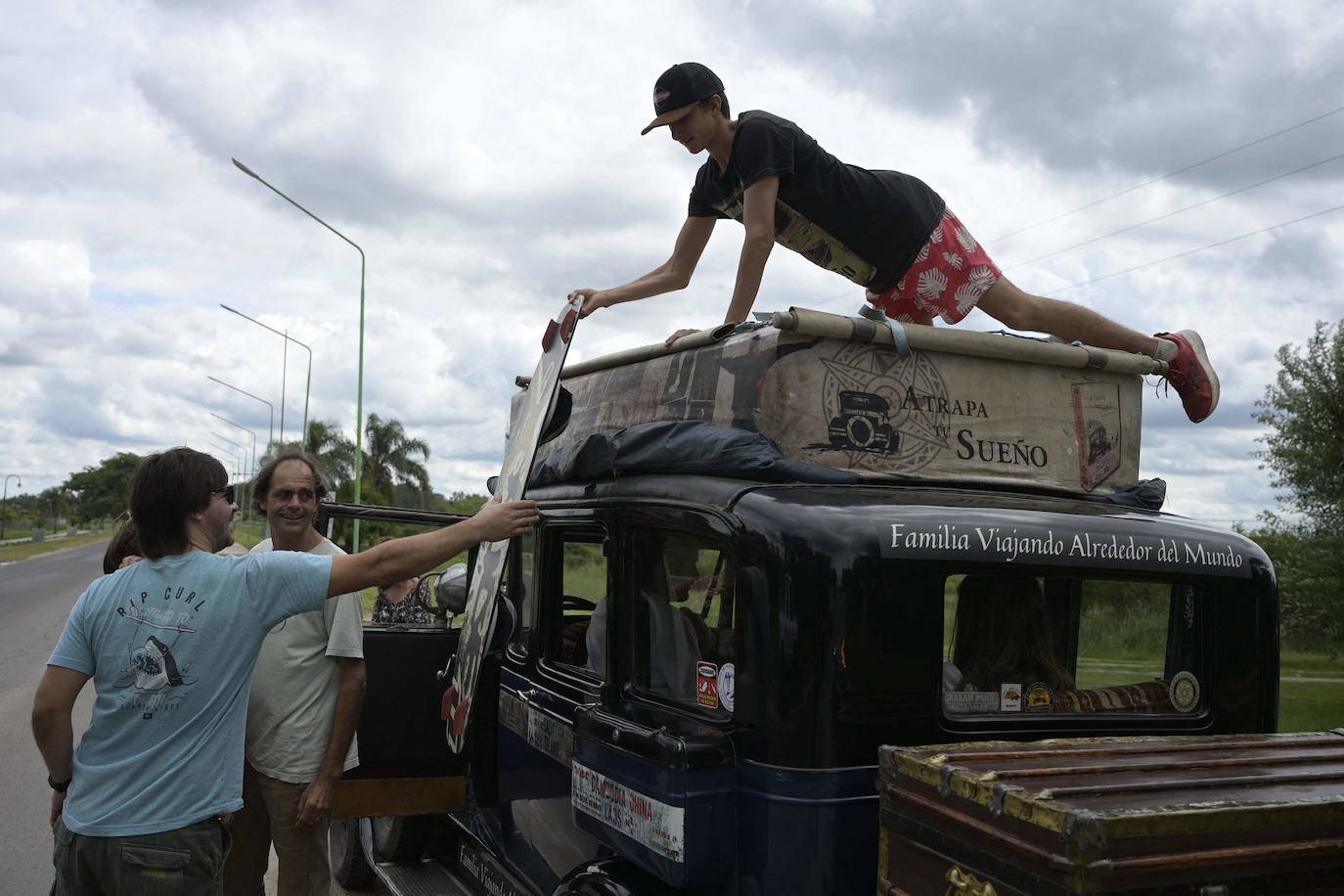 El 25 de enero de 2000, Candelaria y Herman comenzaron el viaje que acaba de terminar tras recorrer 362.000 kilómetros por los cinco continentes a bordo de un coche de 1928. Ahora tienen cuatro hijos, un gato y un perro