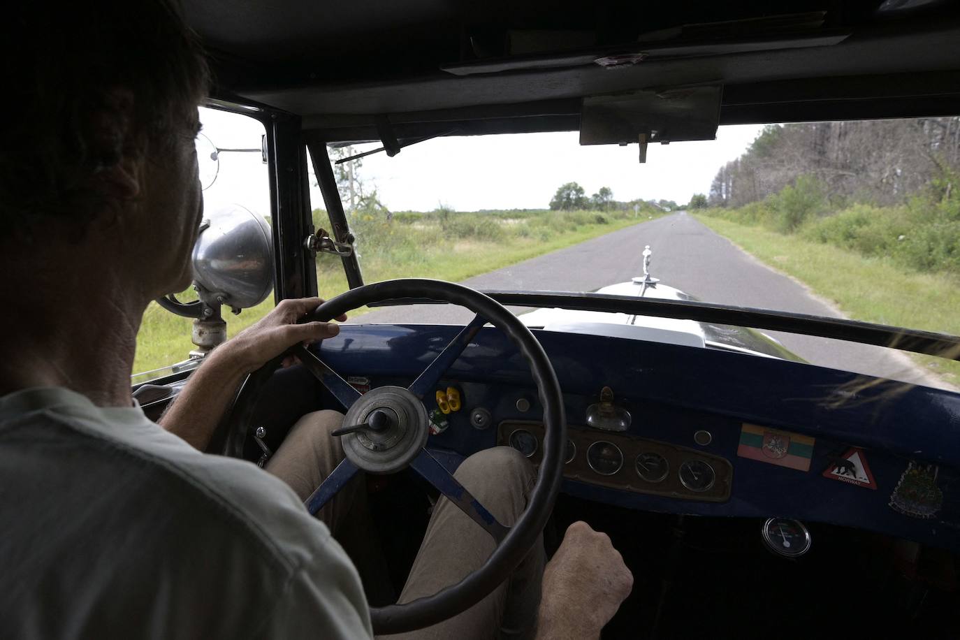 El 25 de enero de 2000, Candelaria y Herman comenzaron el viaje que acaba de terminar tras recorrer 362.000 kilómetros por los cinco continentes a bordo de un coche de 1928. Ahora tienen cuatro hijos, un gato y un perro