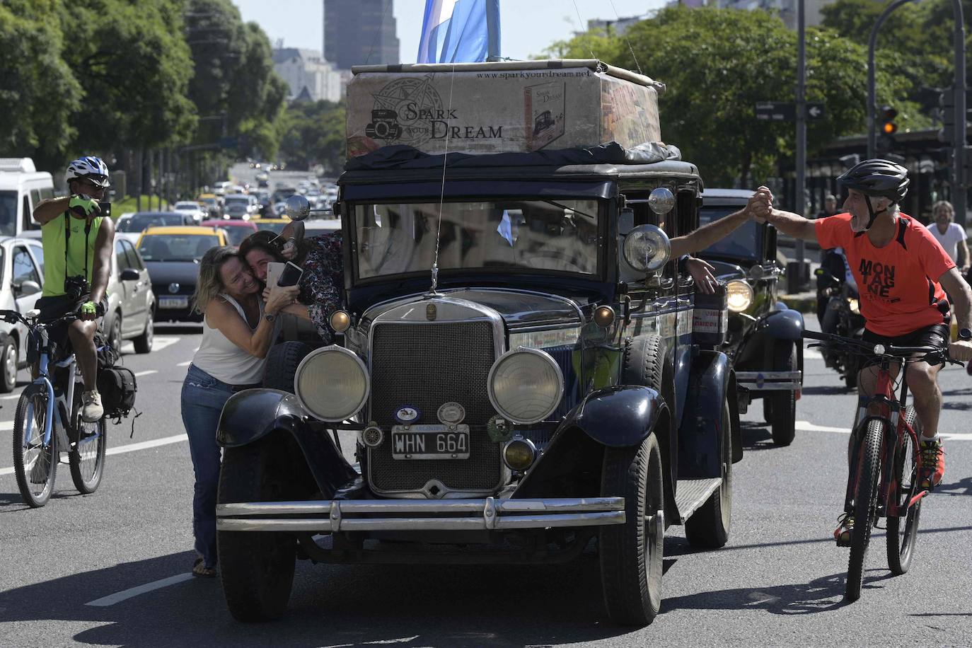 El 25 de enero de 2000, Candelaria y Herman comenzaron el viaje que acaba de terminar tras recorrer 362.000 kilómetros por los cinco continentes a bordo de un coche de 1928. Ahora tienen cuatro hijos, un gato y un perro