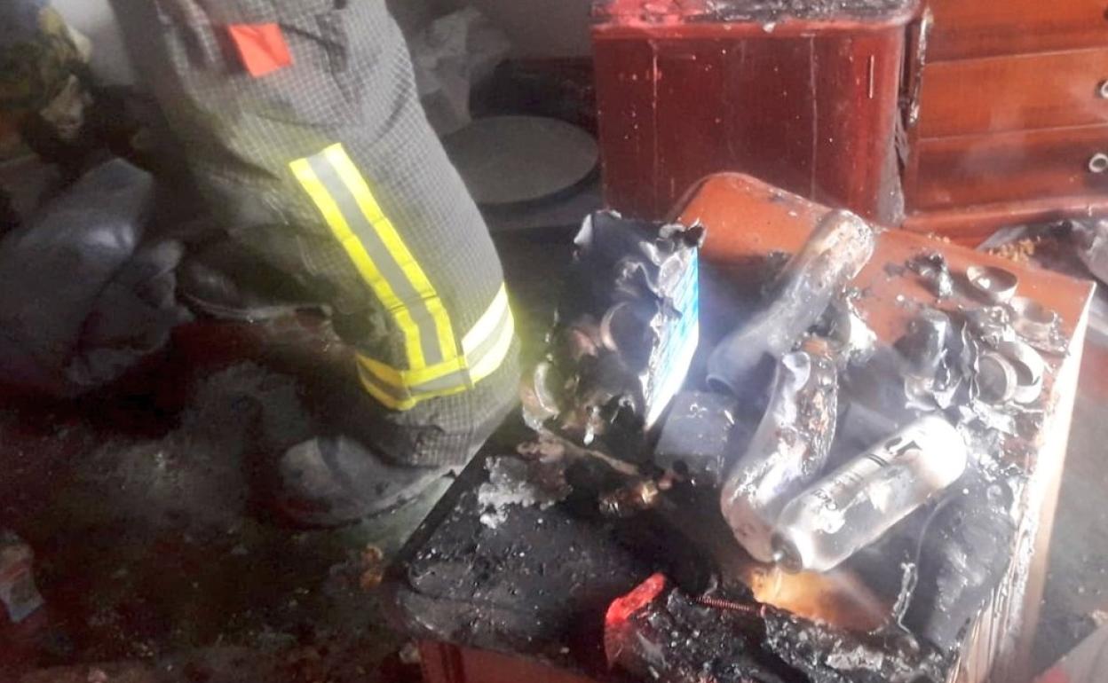 Dos heridos en Sarón al explotar una bolsa de gas en el falso techo de una vivienda