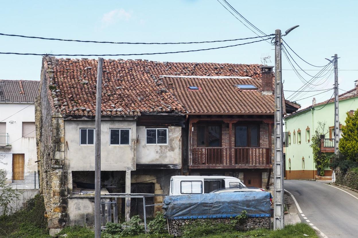 A la izquierda, la casa de los vecinos de Marta Castillo, cuyo tejado está en ruinas y está filtrando agua a la vivienda nueva de la derecha. 