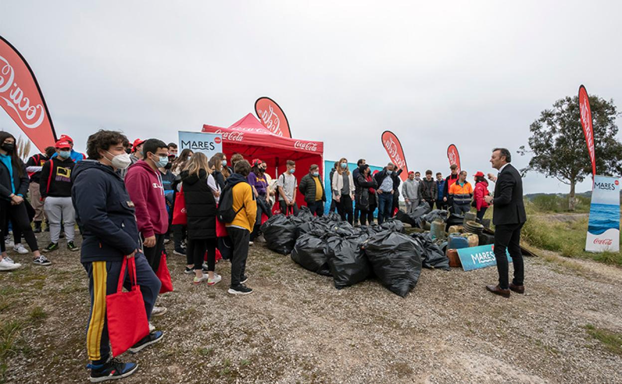 Voluntarios con las bolsas de basura que han sacado de la ría.