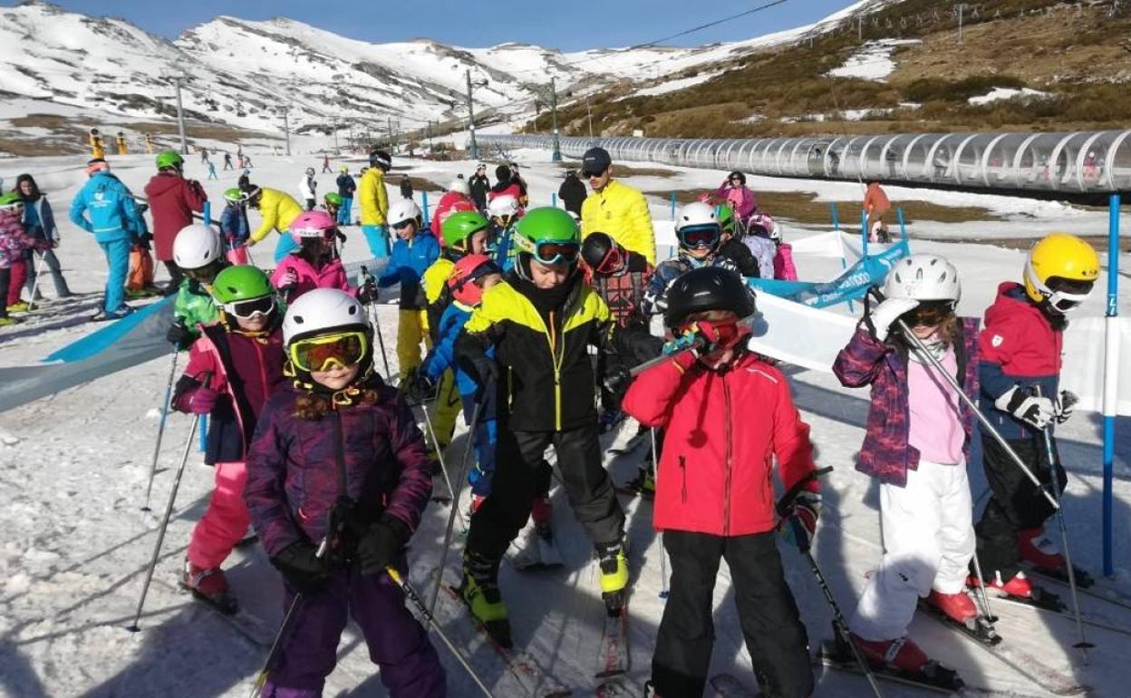 Alumnos practicando esquí en Alto Campoo.