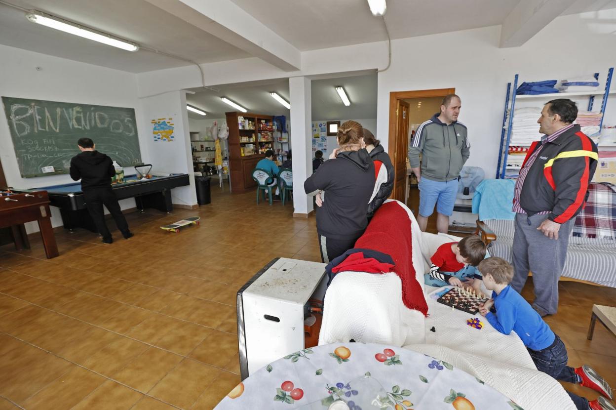 Refugiados ucranianos, la semana pasada, a su llegada al albergue de San Vicente del Monte. 