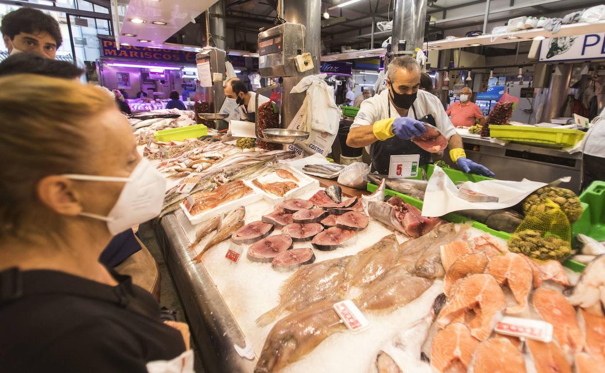 Imagen de una de las pescaderias de la Plaza del Mercado de la Esperanza.