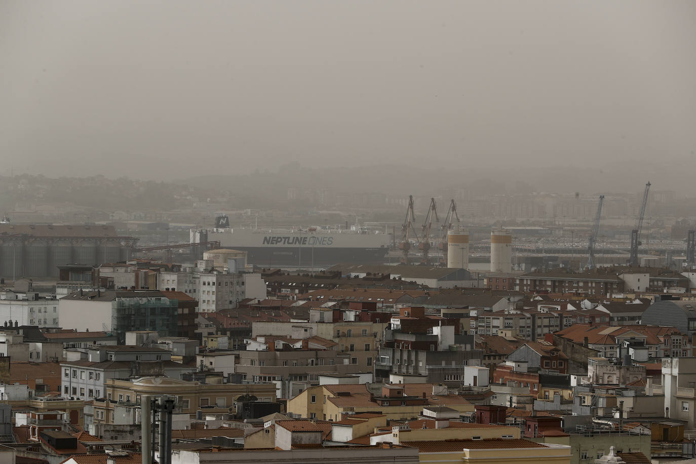 Se trata del polvo procedente de Nigeria, Mali y Burkina Faso y es inusual ver una calima tan rojiza y abundante en el norte de España