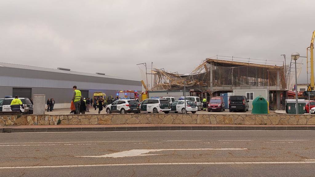 Fotos: Imágenes del derrumbe en la estructura de las bodegas en obras