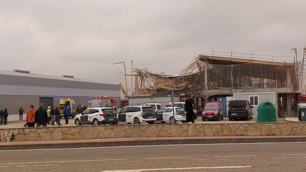 Fotos: Imágenes del derrumbe en la estructura de las bodegas en obras