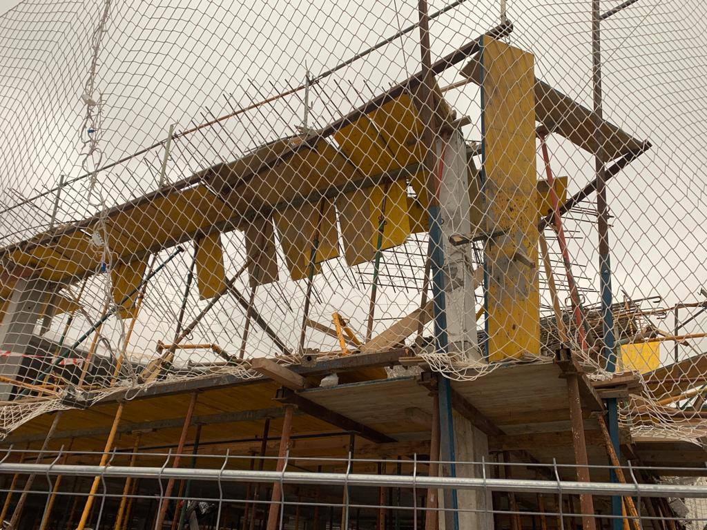 Fotos: Imágenes del derrumbe en la estructura de las bodegas en obras