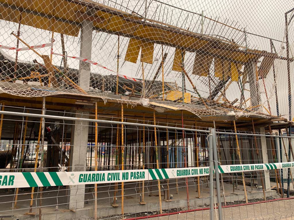 Fotos: Imágenes del derrumbe en la estructura de las bodegas en obras