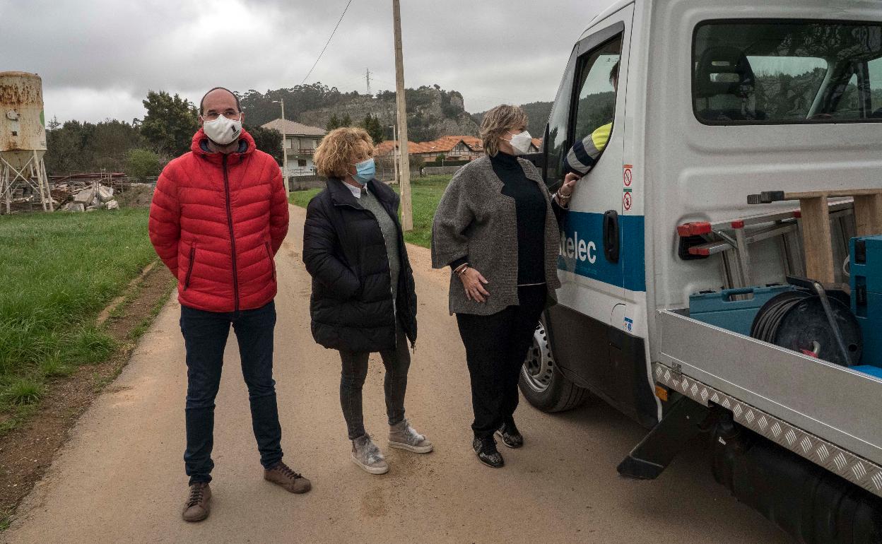 La alcaldesa de Camargo, Esther Bolado (a la derecha), conversa con un operario, este miércoles en Escobedo, durante una visita a las labores junto a los ediles Marián Vía e Íñigo Gómez.