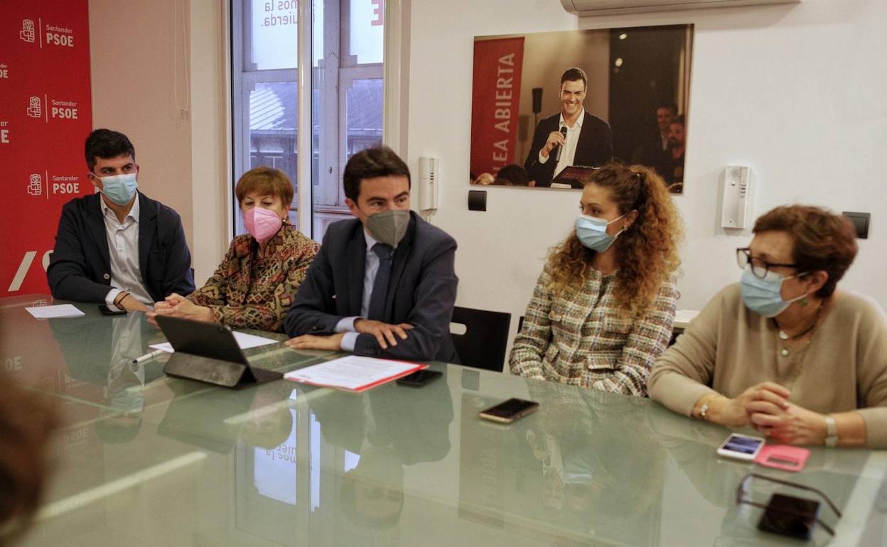 Pedro Casares con algunos miembros de la ejecutiva del PSOE de Santander.