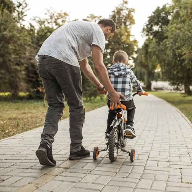 El momento aprender a montar en bici, un histórico en la relación padres e hijos.