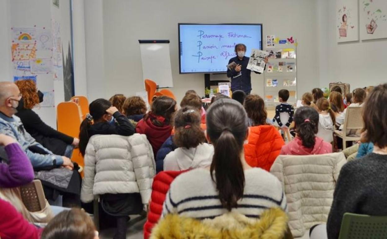 El escritor Patxi Zubizarreta en la sala 'Encuentada' de la nueva biblioteca de Los Corrales.