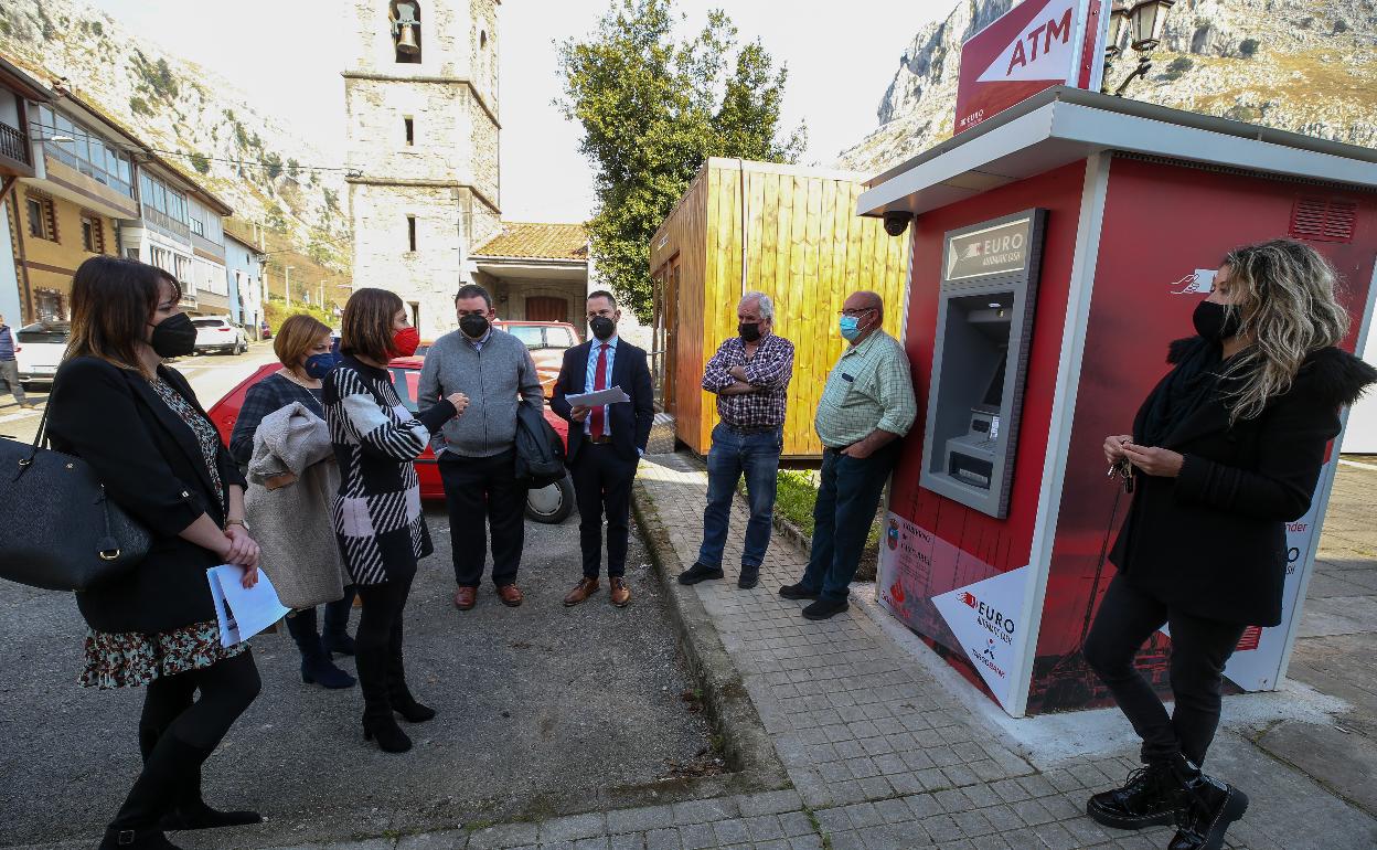 Momento de la inauguración del cajero instalado junto a la iglesia de Mirones 