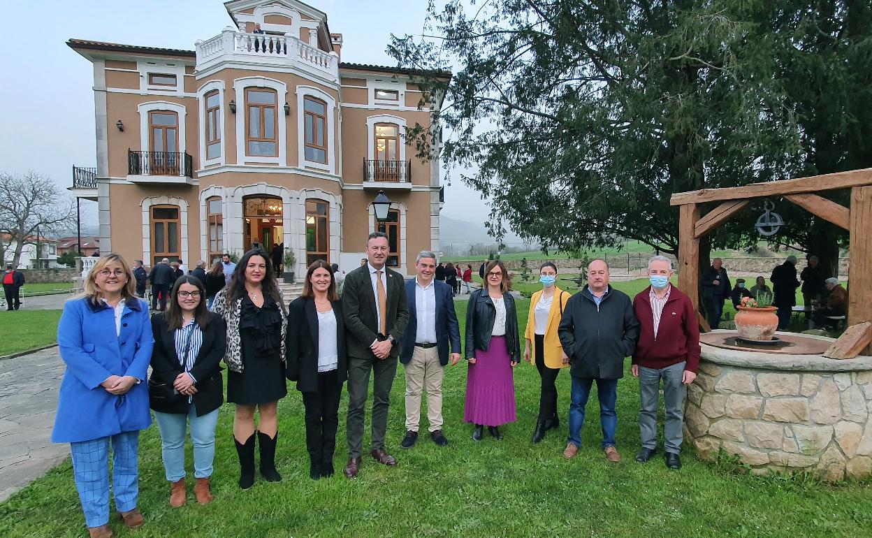 La alcaldesa de Cayón con concejales cayoneses, el emprendedor y el consejero de Desarrollo Rural 