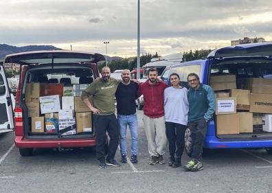 Imagen secundaria 1 - Cinco cántabros salieron hacia Ucrania con furgonetas llenas de productos. Debajo, tres de los niños que han llegado con ellos a Cantabria.