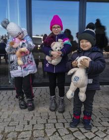 Imagen secundaria 2 - Cinco cántabros salieron hacia Ucrania con furgonetas llenas de productos. Debajo, tres de los niños que han llegado con ellos a Cantabria.