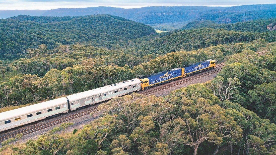 El Indian Pacific. Cruza Australia de oeste a este (o viceversa), y en sus 4.352 kilómetros de recorrido (en los que nunca se superan los 115 kilómetros por hora) atraviesa cadenas montañosas, desiertos áridos, yacimientos de oro, valles rocosos y sabanas subtropicales.