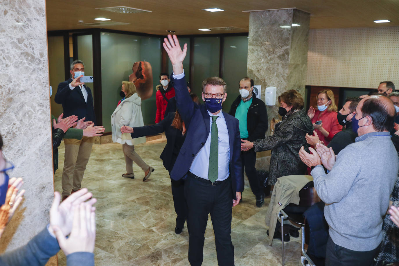 Hacía tiempo que el PP de Cantabria no lograba reunir en un mismo espacio a un millar de afiliados y simpatizantes. El tiempo dirá si el poder de convocatoria que tuvo este jueves la formación conservadora para recibir a su futuro presidente nacional y el acuerdo general a la hora de respaldar a Alberto Núñez Feijóo, de visita en Santander dentro de la gira que está realizando por toda España antes del Congreso de Sevilla, se traduce también en una unidad interna que no ha existido en los últimos tiempos. Mientras tanto, los populares cántabros demostraron este jueves en la cita con el gallego que el ánimo está por las nubes.