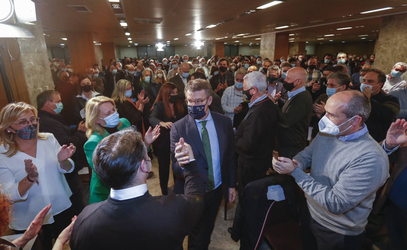 Hacía tiempo que el PP de Cantabria no lograba reunir en un mismo espacio a un millar de afiliados y simpatizantes. El tiempo dirá si el poder de convocatoria que tuvo este jueves la formación conservadora para recibir a su futuro presidente nacional y el acuerdo general a la hora de respaldar a Alberto Núñez Feijóo, de visita en Santander dentro de la gira que está realizando por toda España antes del Congreso de Sevilla, se traduce también en una unidad interna que no ha existido en los últimos tiempos. Mientras tanto, los populares cántabros demostraron este jueves en la cita con el gallego que el ánimo está por las nubes.