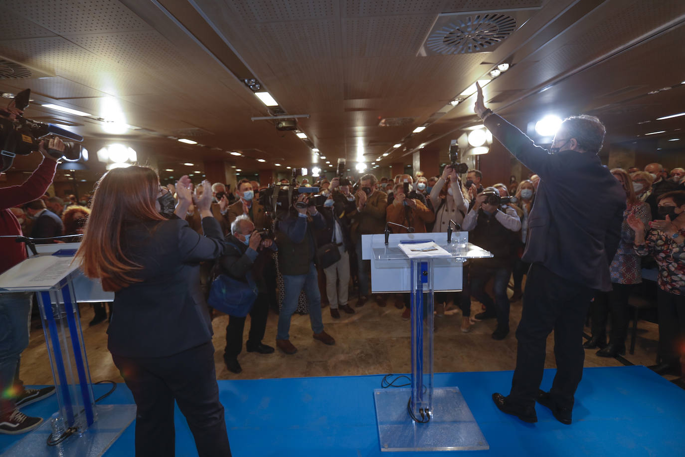 Hacía tiempo que el PP de Cantabria no lograba reunir en un mismo espacio a un millar de afiliados y simpatizantes. El tiempo dirá si el poder de convocatoria que tuvo este jueves la formación conservadora para recibir a su futuro presidente nacional y el acuerdo general a la hora de respaldar a Alberto Núñez Feijóo, de visita en Santander dentro de la gira que está realizando por toda España antes del Congreso de Sevilla, se traduce también en una unidad interna que no ha existido en los últimos tiempos. Mientras tanto, los populares cántabros demostraron este jueves en la cita con el gallego que el ánimo está por las nubes.