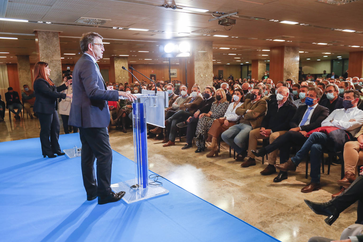 Hacía tiempo que el PP de Cantabria no lograba reunir en un mismo espacio a un millar de afiliados y simpatizantes. El tiempo dirá si el poder de convocatoria que tuvo este jueves la formación conservadora para recibir a su futuro presidente nacional y el acuerdo general a la hora de respaldar a Alberto Núñez Feijóo, de visita en Santander dentro de la gira que está realizando por toda España antes del Congreso de Sevilla, se traduce también en una unidad interna que no ha existido en los últimos tiempos. Mientras tanto, los populares cántabros demostraron este jueves en la cita con el gallego que el ánimo está por las nubes.