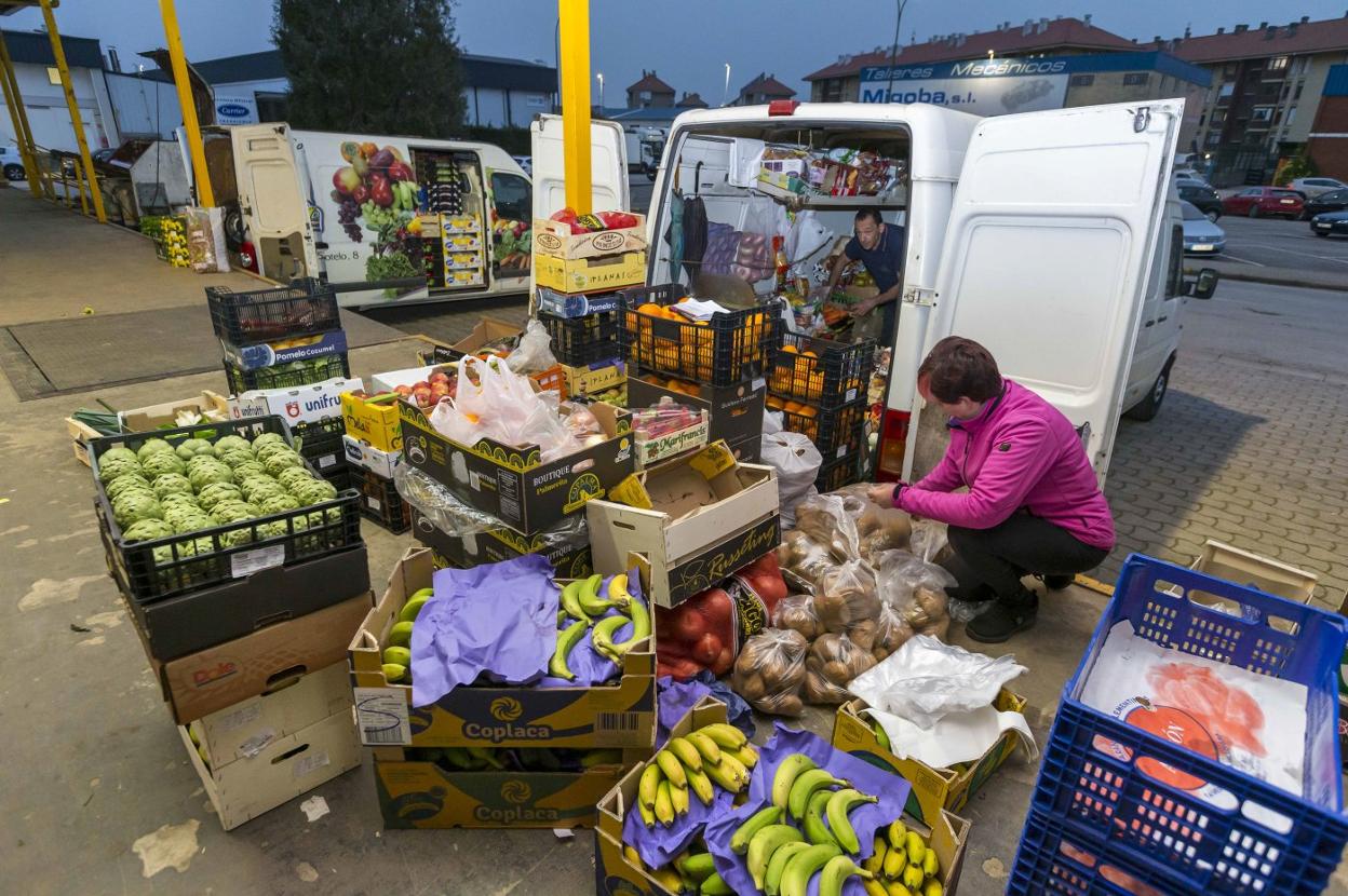 Incertidumbre. Las fruterías reponen género en Mercasantander sin saber que sucederá la próxima semana. 