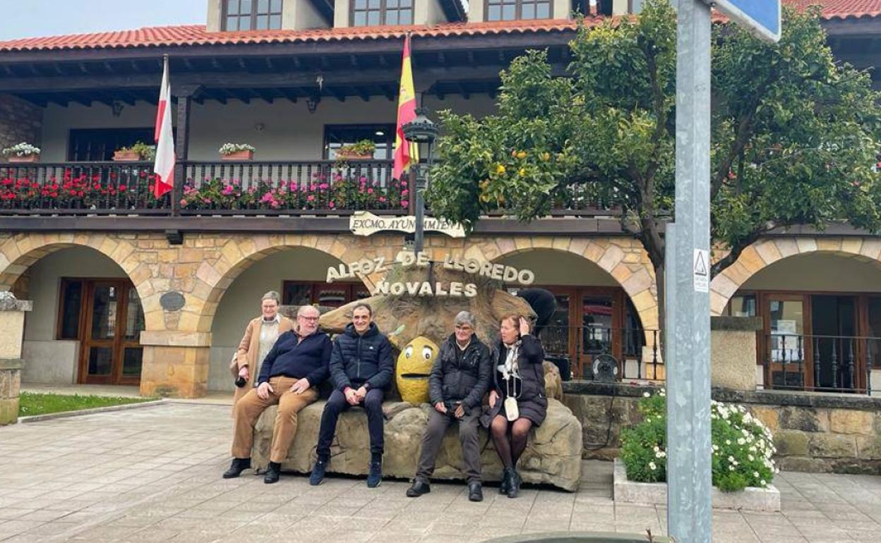 El banco de piedra, adornado con un limón, está delante del Ayuntamiento.