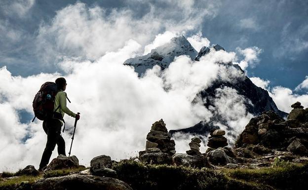 Parvaneh en la cordillera este del Himalaya nepalí, con el Ama Dablam (6812m) al fondo