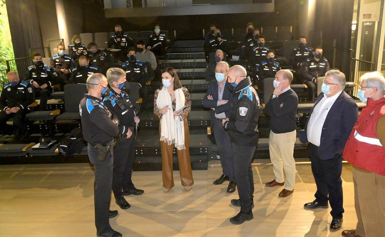 La alcaldesa, Gema Igual, el presidente de la organización colegial, Javier Lastra, y los concejales de Servicios Sociales y Protección Ciudadana han asistido al inicio del taller, impartido en el centro cívico de Tabacalera