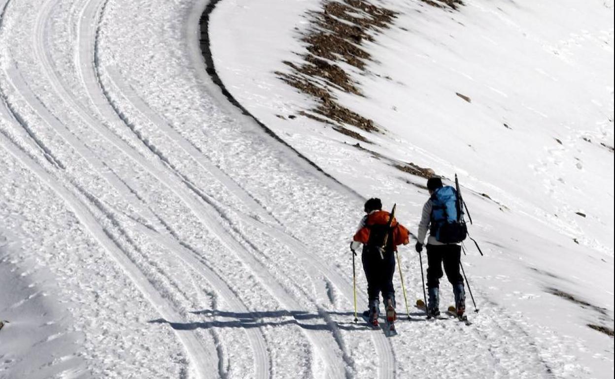 Dos excursionistas con esquí de montaña ascienden al Pico Tres Mares, en Alto Campoo.