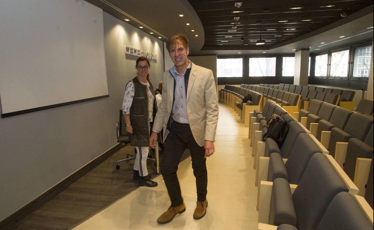 Enrique Conde en la sede de CEOE de Cantabria.