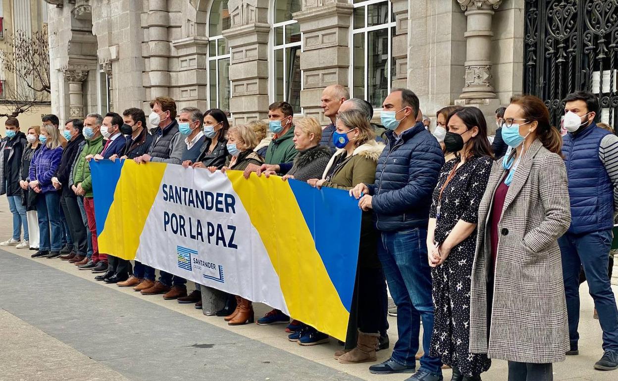 Irena Tkachukk, portavoz de la Asociación de Ucranianos, en el centro de la pancarta al lado de la alcaldesa.