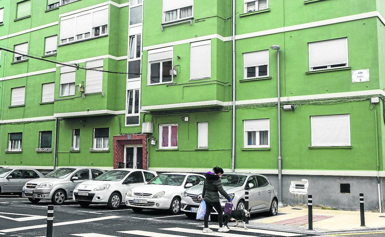 Una de las viviendas está situada en la calle Río Saja, del Barrio Covadonga. 