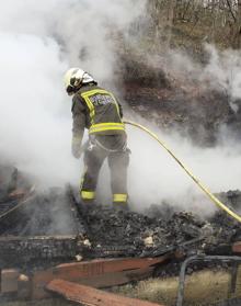 Imagen secundaria 2 - Imágenes de lo efectivos del 112 sofocando el fuego.