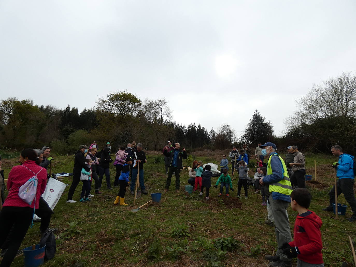 Fotos: Más de 80 voluntarios han participado en Colindres en la plantación de 200 árboles de distintas especies para conmemorar el Día del Árbol