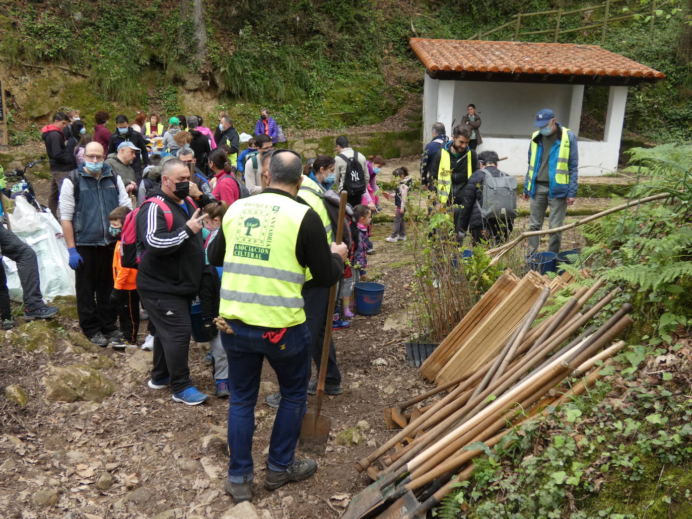 Fotos: Más de 80 voluntarios han participado en Colindres en la plantación de 200 árboles de distintas especies para conmemorar el Día del Árbol